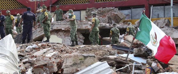 Pelo menos 61 pessoas morreram quando o terremoto mais forte a atingir o México em mais de oito décadas arrasou edifícios, obrigou retiradas em massa e disparou alertas até no sudeste da Ásia; o terremoto de magnitude 8,1 ocorrido no litoral sul na noite de quinta-feira foi mais forte do que um tremor devastador de 1985 que arrasou partes da Cidade do México e matou milhares de pessoas