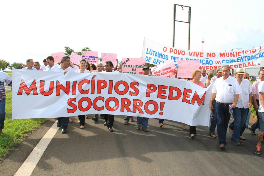 Prefeitos de todo o país, incluindo uma caravana de Alagoas, estarão reunidos em Brasília para uma grande mobilização nesta terça-feira (21) e quarta-feira (22); também está prevista uma agenda sólida, composta de reuniões com lideranças partidárias, além de debates sobre as pautas prioritárias; movimentação na capital federal é uma das ações da campanha "Não deixem os Municípios afundarem" e é articulada pela Confederação Nacional de Municípios (CNM)