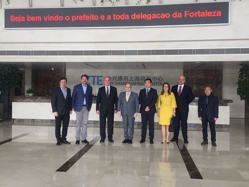 O Prefeito de Fortaleza, Roberto Cláudio, participa hoje e amanhã, na China, do Fórum Brazil+China Challenge (Desafio Brasil+China) 2017, em Beijing. O fórum é uma parceria entre o Laboratório de Políticas Públicas da Fundação Getulio Vargas (FGV), a Yenching Academy da Universidade de Pequim e a BRASA Ásia. O Prefeito está na China, cumprindo agenda de reuniões com empresários, em busca de novos investimentos para Fortaleza. Roberto Cláudio está acompanhado do secretário de Governo, Samuel Dias, da coordenadora de Relações Internacionais da PMF, Patrícia Macedo, além dos ex-governadores do Ceará, Ciro e Cid Gomes, que são também convidados como palestrantes para o evento Brasil/China Challenge 2017