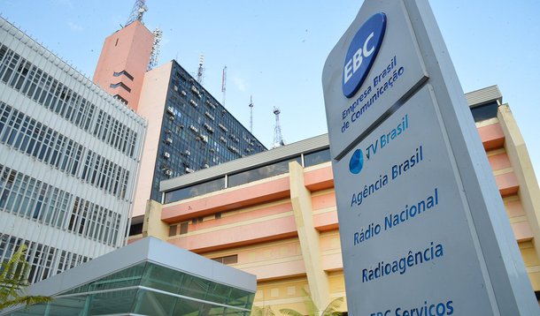 Sob a presidência de Laerte Rimoli, que é acusado de racismo, a Empresa Brasil de Comunicação (EBC) avança no processo de desmonte como empresa abre na próxima segunda-feira (18) Plano de Demissão Voluntária (PDV); nos três primeiros meses de 2019, a estimativa é que a EBC economize R$ 42 milhões com pessoal; empregado que aderir ao plano terá o incentivo financeiro de 24 salários mensais, limitado ao valor máximo mensal de R$ 10 mil (teto de R$ 240 mil)