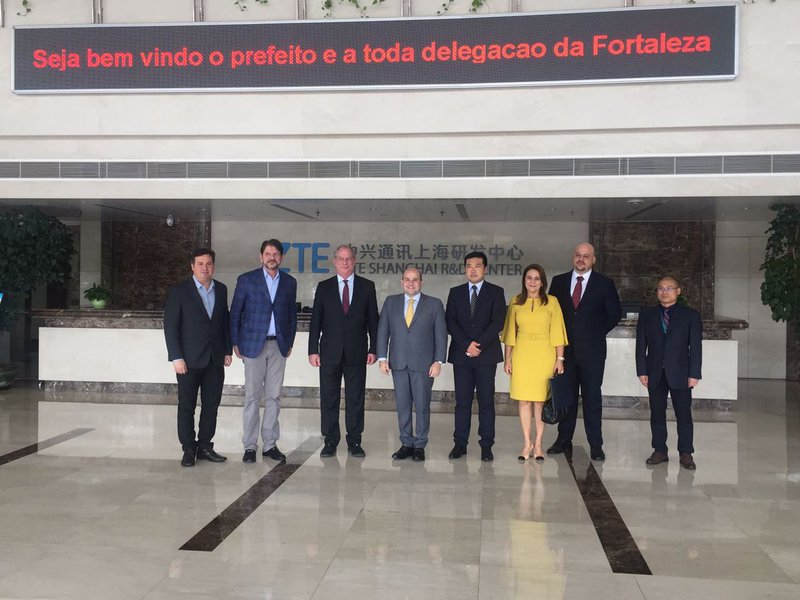 O Prefeito de Fortaleza, Roberto Cláudio, participa hoje e amanhã, na China, do Fórum Brazil+China Challenge (Desafio Brasil+China) 2017, em Beijing. O fórum é uma parceria entre o Laboratório de Políticas Públicas da Fundação Getulio Vargas (FGV), a Yenching Academy da Universidade de Pequim e a BRASA Ásia. O Prefeito está na China, cumprindo agenda de reuniões com empresários, em busca de novos investimentos para Fortaleza. Roberto Cláudio está acompanhado do secretário de Governo, Samuel Dias, da coordenadora de Relações Internacionais da PMF, Patrícia Macedo, além dos ex-governadores do Ceará, Ciro e Cid Gomes, que são também convidados como palestrantes para o evento Brasil/China Challenge 2017