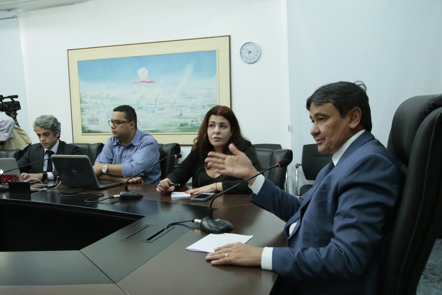 Em parceria com a empresa israelense Mitrelli, o Governo do Estado está desenvolvendo um projeto de dessalinização e purificação de água na cidade de Cajueiro da Praia, que irá beneficiar também Barra Grande e Barrinha; de acordo com Daniela Morshe, representante da empresa, "a máquina de dessalinização vai atender 11 mil pessoas, com o investimento inicial de 1 milhão e 180 mil dólares"