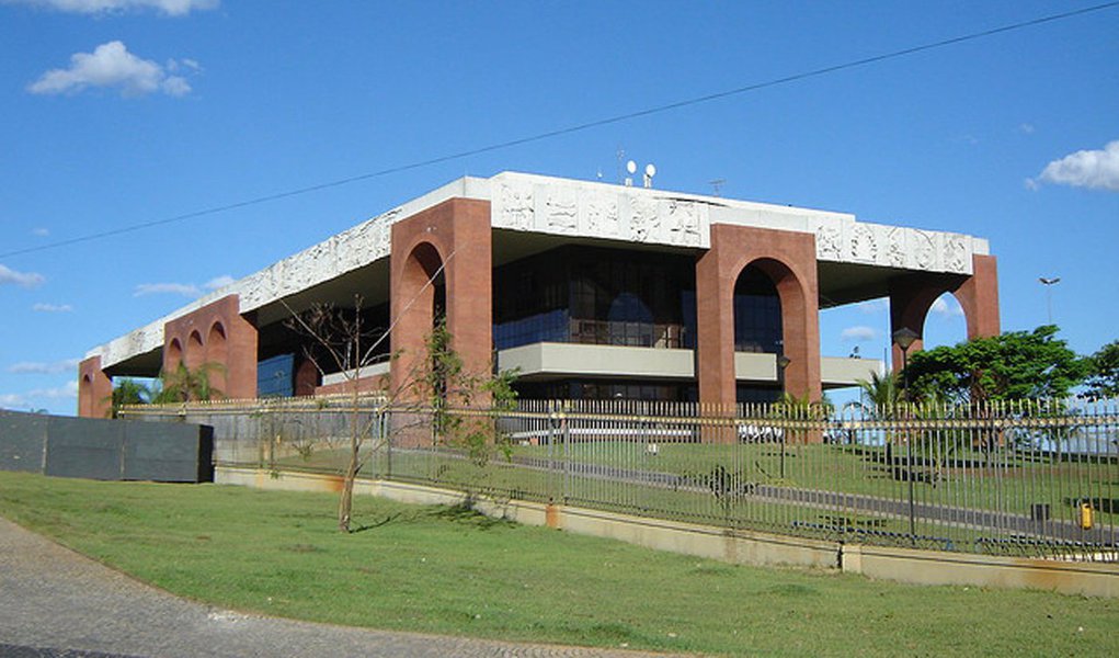 A Secretaria de Comunicação do Estado informou que o governo trabalha para pagar o 13º salário aos servidores públicos estaduais até esta quinta-feira (21); a secretaria também desmentiu a informação de que executivo estadual não pagaria o 13º salário nesta semana, conforme veiculado nas redes sociais 
