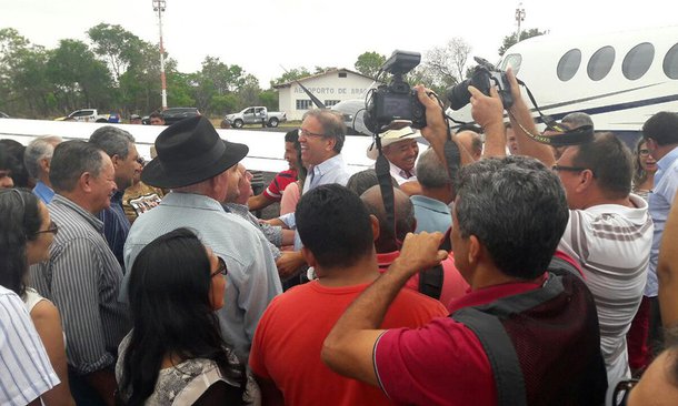 O governador Marcelo Miranda já está na região Bico do Papagaio, onde inaugura nesta sexta-feira (8), obras de pavimentação asfáltica; são melhorias de reabilitação, reforço estrutural, reconstrução do pavimento, drenagem e sinalização horizontal e vertical em 33,73 km de rodovias; o investimento é de R$ 7,8 milhões