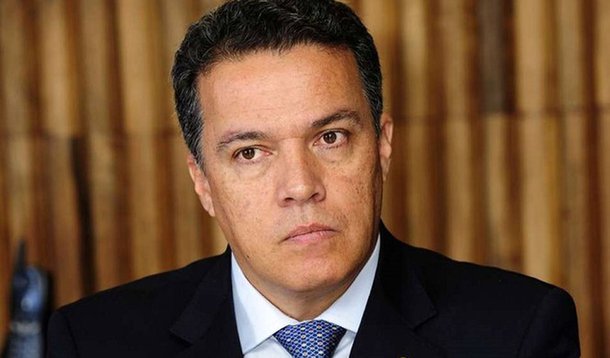 O reitor da Universidade Federal de Minas Gerais (UFMG), Jaime Arturo Ramírez, teria sido vítima de humilhação por agentes da Polícia Federal, durante o cumprimento do mandado de condução coercitiva na operação deflagrada contra a UFMG; "Às 6 horas, a PF invadiu a casa do reitor Jaime Artur Ramirez, da UFMG, que estava saindo do banho, enrolado numa toalha. Ele pediu alguns minutos para se trocar. Resposta de um dos policiais: - Você não tem mais direito à privacidade, não, rapaz! (Relato do professor Alexandre Neves, da UFMG)", escreveu o jornalista Mario Marona 
