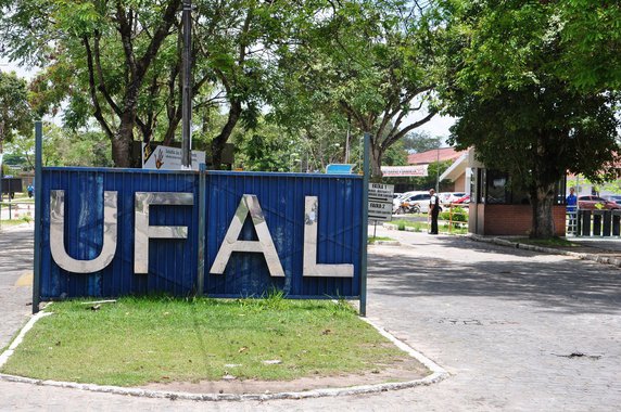Mesmo com a flexibilização do contingenciamento de verbas para as universidades e a garantia de mais 5% no orçamento está deixando a gestão da Ufal preocupada com o endividamento da instituição em 2018; é que a liberação de apenas 5% representa algo em torno de R$ 4,5 milhões, o que vai fazer com que apenas parte do débito com os fornecedores seja cumprido até o final do ano 
