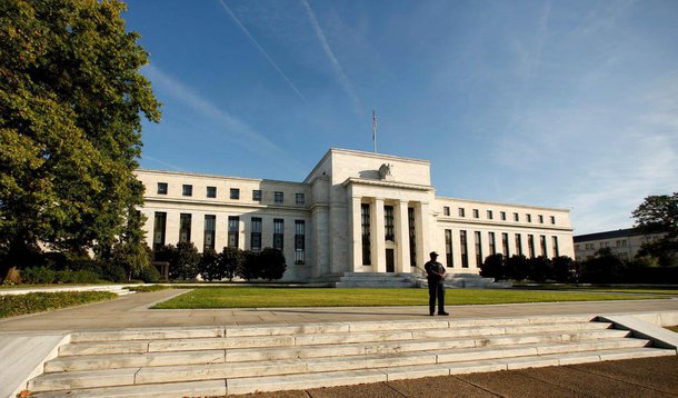 O Federal Reserve (Fed), banco central dos Estados Unidos, confirmou hoje (13) as expectativas e aumentou os juros básicos em um quarto de ponto percentual, para entre 1,25% e 1,5%, além de ratificar o bom panorama da economia americana; ao término da reunião de dois dias de seu comitê de política monetária, a última do ano, o Fed, que em breve deixará de ser dirigido por Janet Yellen, determinou assim a terceira alta dos juros nos EUA em 2017