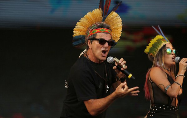 O público gritou Fora Temer também no início da apresentação da banda Blitz, liderada por Evandro Mesquita; o cantor levou seu protesto contra a investida do peemedebista na Amazônia; "O governo Temer quer salvar seu pescoço sucateando a Amazônia. Temer, a Amazônia é nossa", disse Mesquita