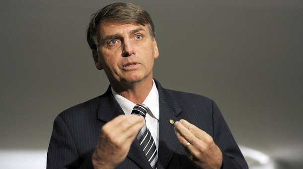 Embalados por Pabblo Vittar e Anitta, estudantes fizeram um 'beijaço LGBT' em protesto contra o deputado federal Jair Bolsonaro (PSC-RJ) na Universidade Fumec, no bairro Cruzeiro, região Centro-Sul de Belo Horizonte, onde o presidenciável considerado homofóbico fez uma palestra nesta sexta-feira; com faixas chamando o parlamentar de machista, racista e homofóbico, um grupo de aproximadamente 50 pessoas mostrou seu repúdio aos seus posicionamentos controversos