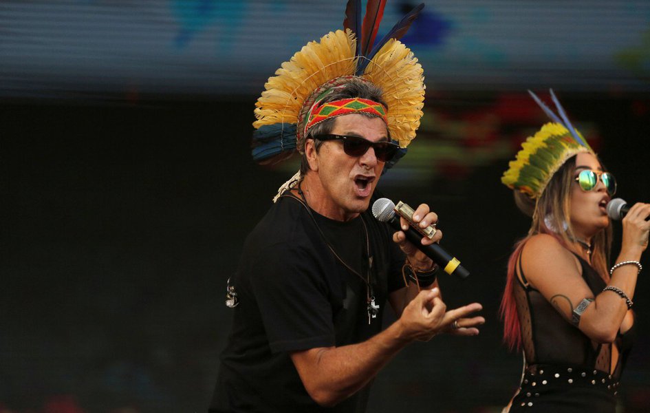 O público gritou Fora Temer também no início da apresentação da banda Blitz, liderada por Evandro Mesquita; o cantor levou seu protesto contra a investida do peemedebista na Amazônia; "O governo Temer quer salvar seu pescoço sucateando a Amazônia. Temer, a Amazônia é nossa", disse Mesquita