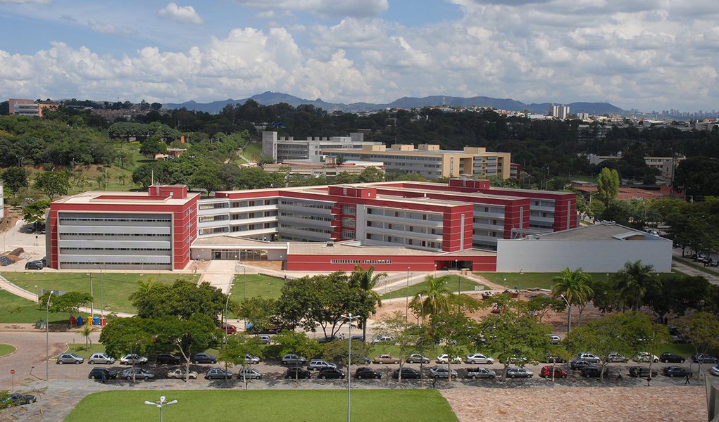 Professores, técnico-administrativos e estudantes da UFMG, do Cefet-MG e do Instituto Federal de Educação, Ciência e Tecnologia de Minas Gerais (IFMG) prometem fazer uma paralisação nesta quinta-feira (14), na Praça Afonso Arinos, região centro-sul de Belo Horizonte, em protesto contra cortes orçamentários feitos pelo governo Temer; de acordo com a Associação Nacional Dos Dirigentes Das Instituições Federais De Ensino Superior (Andifes), em 2017, o custeio das universidades federais no País foi reduzido em R$ 1,7 milhão