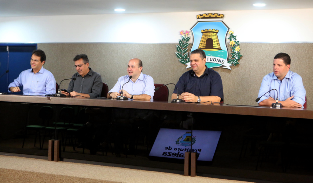Entre os projetos anunciados nesta quarta-feira (6) pelo prefeito Roberto Cláudio (PDT), está o E-Carroceiro - projeto piloto -, o cronograma de implantação dos Ecopolos e a ideia de implantação de uma usina de incineração na capital cearense. “Voltei da China esta semana e lá visitei uma das maiores empresas de tratamento do lixo do mundo que incinera os resíduos sólidos, gerando energia e material de construção. Nossa ideia é incentivar um arranjo público-privado de uma usina de médio porte para o tratamento desse lixo que hoje vai para o aterro”, disse o prefeito