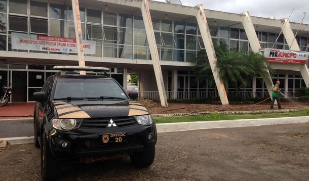 Polícia Federal, em conjunto com o Ministério da Transparência e Controladoria-Geral da União (CGU) e o Ministério Público Federal, deflagrou  a Operação Melinoe, que apura um esquema de desvio de recursos federais e da pasta de Educação do município de Jequié (BA); investigadores, identificaram 35 funcionários-fantasmas designados para escolas da cidade, incluindo dois sobrinhos de uma ex-vereadora; empresa responsável pela contratação dos funcionários teria ganhado a licitação de forma ilegal