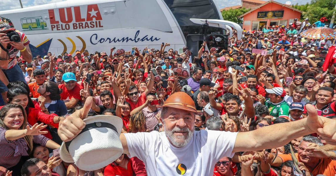 E de nada adiantou a perseguição política dos últimos dois anos sem que houvesse qualquer prova. Tentaram até transformar uma condução coercitiva arbitrária em espetáculo de cinema. Não emplacou nem o filme e nem as acusações de que o triplex em nome da Caixa Econômica. Os dois foram fracassos retumbantes. Foi essa mensagem óbvia que a população mais pobre entendeu da passagem de Lula pelo Ceará