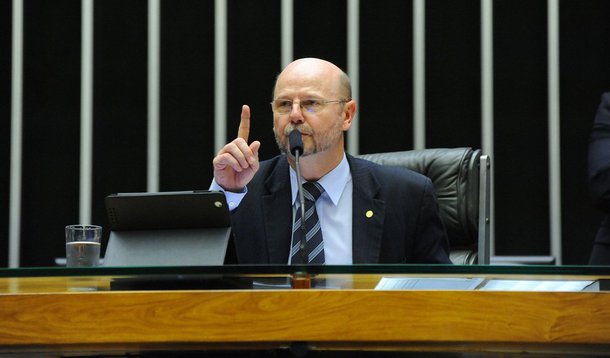 Deputado federal Elvino Bohn Gass, do PT do Rio Grande do Sul, criticou o programa de privatizações que vem sendo conduzido pelo governo Michel Temer, afirmando que isso criará monopólios privados e resultará em serviços piores para os consumidores; "A privatização venderá o presente para pagar o passado, criará monopólios privados, reajustará os preços e prestará piores serviços", disse Bohn Gass; segundo ele, o dinheiro arrecadado com a venda de bens estatais para a iniciativa privada não é investido em áreas básicas, como educação, saúde ou segurança