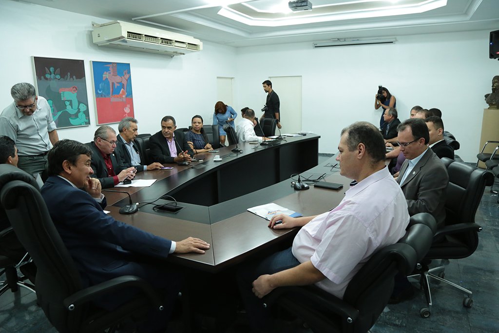 O governador Wellington Dias se reuniu com agentes envolvidos no projeto Divino Leite, que prevê a instalação de uma indústria de laticínio na região norte do Piauí; os investidores apresentaram o estágio atual do cronograma de execução do projeto; segundo o governo, o esforço está voltado para a superação da parte burocrática, com a expedição do CNPJ da empresa; para antecipar etapas, o governador determinou ao Emater, que inicie a qualificação dos produtores de leite da região; a iniciativa tem um investimento previsto de R$ 40 milhões