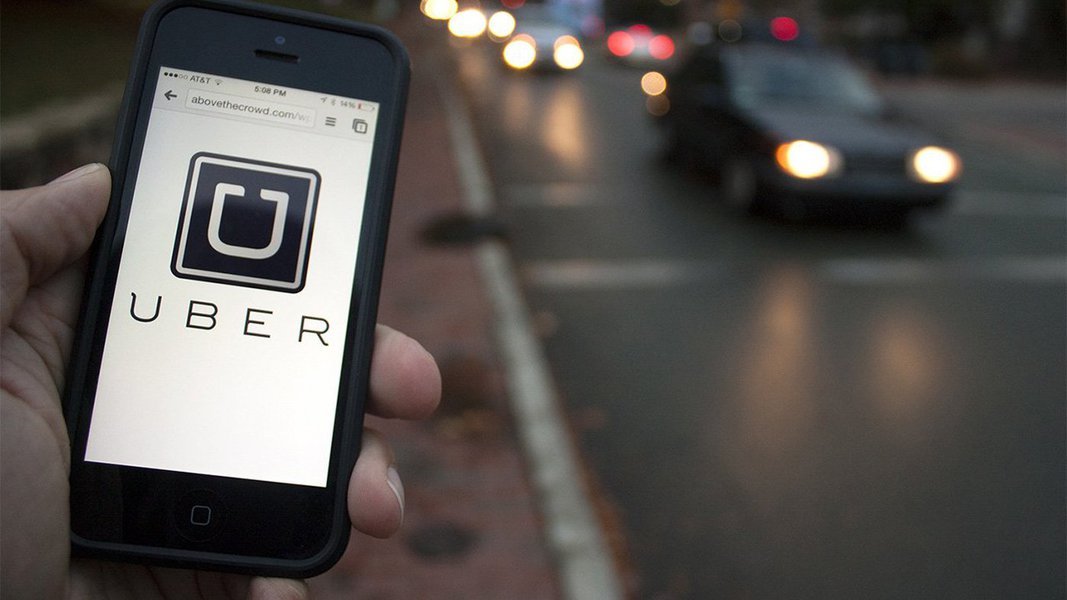 Os motoristas do aplicativo Uber farão um protesto nesta quarta (20) e quinta-feira (21) contra um novo desconto de 15% nas tarifas da plataforma em algumas regiões de Belo Horizonte e região metropolitana; motoristas informaram que deixarão o aplicativo offline nos dois dias de manifestação; em nota, a Uber disse que o objetivo da empresa com a redução de 15% na tarifa no UberX é integrar a região metropolitana e os bairros que periféricos no aplicativo como um benefício para os usuários