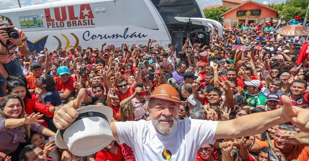 E de nada adiantou a perseguição política dos últimos dois anos sem que houvesse qualquer prova. Tentaram até transformar uma condução coercitiva arbitrária em espetáculo de cinema. Não emplacou nem o filme e nem as acusações de que o triplex em nome da Caixa Econômica. Os dois foram fracassos retumbantes. Foi essa mensagem óbvia que a população mais pobre entendeu da passagem de Lula pelo Ceará