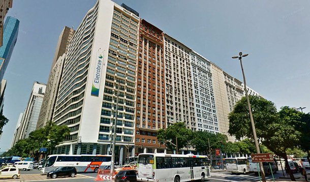 Banco Nacional de Desenvolvimento Econômico e Social (BNDES) avaliou as seis distribuidoras de eletricidade da Eletrobras que serão privatizadas pela companhia em 2018 em R$ 10,2 bilhões, ante dívidas líquidas de R$ 20,8 bilhões das concessionárias, segundo comunicado do BNDES, a Eletrobras terá que "realizar ajustes financeiros, contratuais e societários prévios nas empresas" para vendê-las em leilão no ano que vem, por um preço simbólico fixado em R$ 50 mil para cada uma