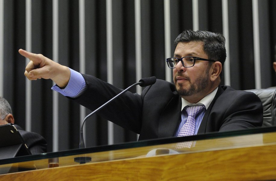 Pouco antes da apresentação formal do novo texto da reforma da Previdência a líderes da base em jantar no Palácio da Alvorada, o vice-presidente da Câmara, Fábio Ramalho (PMDB-MG), afirmou que a proposta não conta nem com um terço dos votos necessários para ser aprovada; "Ninguém vai votar a reforma da Previdência", afirmou Ramalho; "Se tiver 100 votos é muito", acrescentou; por se tratar de uma Proposta de Emenda à Constituição (PEC), são necessários os votos de 308 dos 513 deputados para que a medida seja aprovada na Câmara, em dois turnos de votação