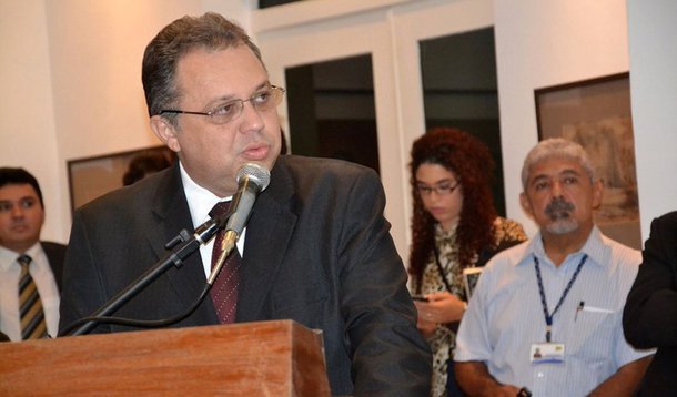 O secretário de Estado da Saúde, Florentino Neto, apresentou ao presidente da Assembleia Legislativa, Themístocles Sampaio Filho, projeto de lei do Governo do Estado que trata da modalidade de repasses do Fundo Estadual de Saúde para os Fundos Municipais de Saúde; o projeto de lei faz uma reformulação no Fundo Estadual de Saúde, dando maior agilidade e melhores condições no financiamento da Saúde no Estado Piauí. “Um dos pontos relevantes é a possibilidade de descentralização de recurso do fundo, como, por exemplo, emendas parlamentares impositivas serem transferidas para os municípios por transferências fundo a fundo”, afirmou Florentino Neto