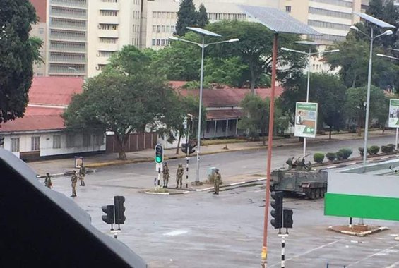 Os militares do Zimbábue tomaram o poder no início desta quarta-feira visando "criminosos" próximos do presidente Robert Mugabe, mas foram à televisão nacional para garantir que o líder de 93 anos e sua família estão "sãos e salvos"; soldados e veículos blindados interditaram ruas que dão acesso aos escritórios do governo, do Parlamento e dos tribunais do centro de Harare, e táxis transportavam trabalhadores do entorno da capital para seu empregos nas proximidades, disse uma testemunha da Reuters; Mugabe comandou o Zimbábue durante os últimos 37 anos