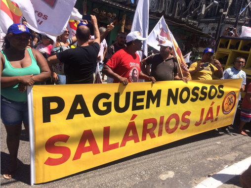 Cerca de 300 trabalhadores ocuparam a frente da Prefeitura de Fortaleza exigindo uma solução para o atraso salarial de 45 dias que atinge a categoria de asseio e conservação, prestadora de serviços ao município por meio das empresas Fortal e Mais Serviços. Os trabalhadores decretaram greve, na manhã desta segunda-feira (28), durante assembleia realizada na sede da entidade