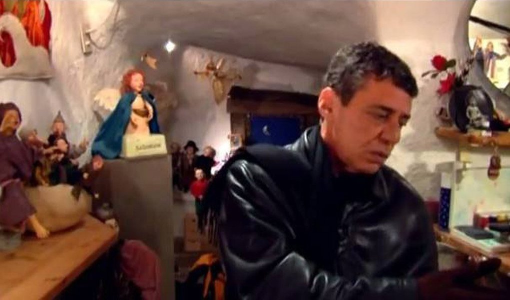 Circula nas redes sociais um vídeo com entrevista do cantor e compositor Chico Buarque em que ele critica o racismo no Brasil; "Primeiro, as pessoas pensam que são brancas, pensam que eu sou branco. Só no Brasil eu vi isso, que eu sou branco e que minha filha é branca", disse Chico no vídeo; Chico diz que é impossível imaginar que ao longo das gerações, os antepassados não tenham se misturado no Brasil. "Você tem quatro avós, oito bisavós, 16 tataravós, chega no século 19, você tem 128 antepassados, e esses 128 não podem ser só brancos", diz o músico