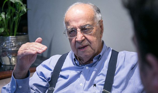 Apontado como o “pai do pré-sal”, Guilherme Estrella, ex-diretor de Exploração e Produção da Petrobras, não poupa palavras para denunciar as mudanças na Petrobras e no marco de exploração das reservas do pré-sal, após o golpe contra Dilma Rousseff; “Estão transferindo riquezas estratégicas do Brasil para empresas estrangeiras”, resume; ele continua suas críticas, ao dizer que o governo Michel Temer está acabando com a produção de ciência e tecnologia, com a universidade pública, com a educação e saúde públicas; esse processo, acrescenta, “carrega ainda a face perversa da reescravização do povo brasileiro”