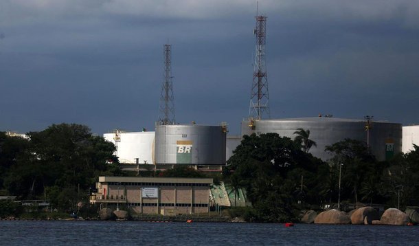 Petrobras informou que realizou captação de recursos com um sindicato de bancos comerciais, liderado pelo Standard Chartered, no valor de US$ 1 bilhão; simultaneamente, a empresa realizou pré-pagamento de financiamento com o Standard Chartered no valor de US$ 500 milhões , que venceria em dezembro de 2018; financiamento tem como garantia a plataforma P-56