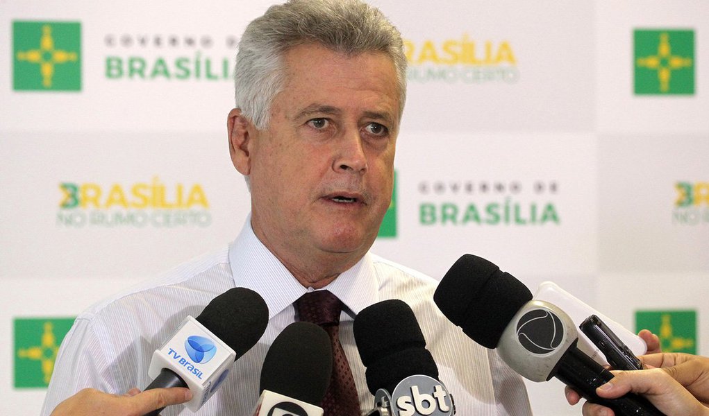 Na última reunião deste ano do comitê gestor do programa Viva Brasília – Nosso Pacto Pela Vida, o governador Rodrigo Rollemberg ressaltou que, apesar da diminuição dos índices de crimes contra o patrimônio no Distrito Federal, é possível melhorar; o chefe do executivo local exemplificou com o número de homicídios de janeiro até novembro; “Até o momento, tivemos uma redução de quase 100 homicídios em relação ao ano passado. Esse número tem que ser a base para 2018. Ainda tivemos 444 mortes. Nós podemos diminuir esses números”