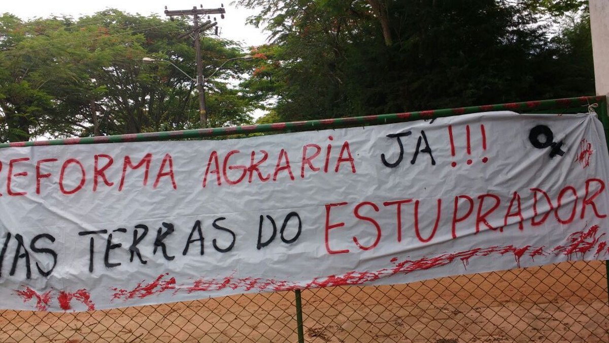 Mulheres sem-terra ocuparam neste sábado (25), uma fazenda em Avaré, pertencente ao médico Roger Abdelmassih, condenado judicialmente pelo estupro de mais de 40 mulheres; a Agropecuária Sovikajumi, empresa de Adelmassih, chegou a possuir 18 fazendas na região de Avaré com cultivo de laranja e o médico é sogro de sogro de José Luiz Cutrale, um dos maiores exportadores de suco de laranja do mundo e grileiro invasor de terras públicas da União