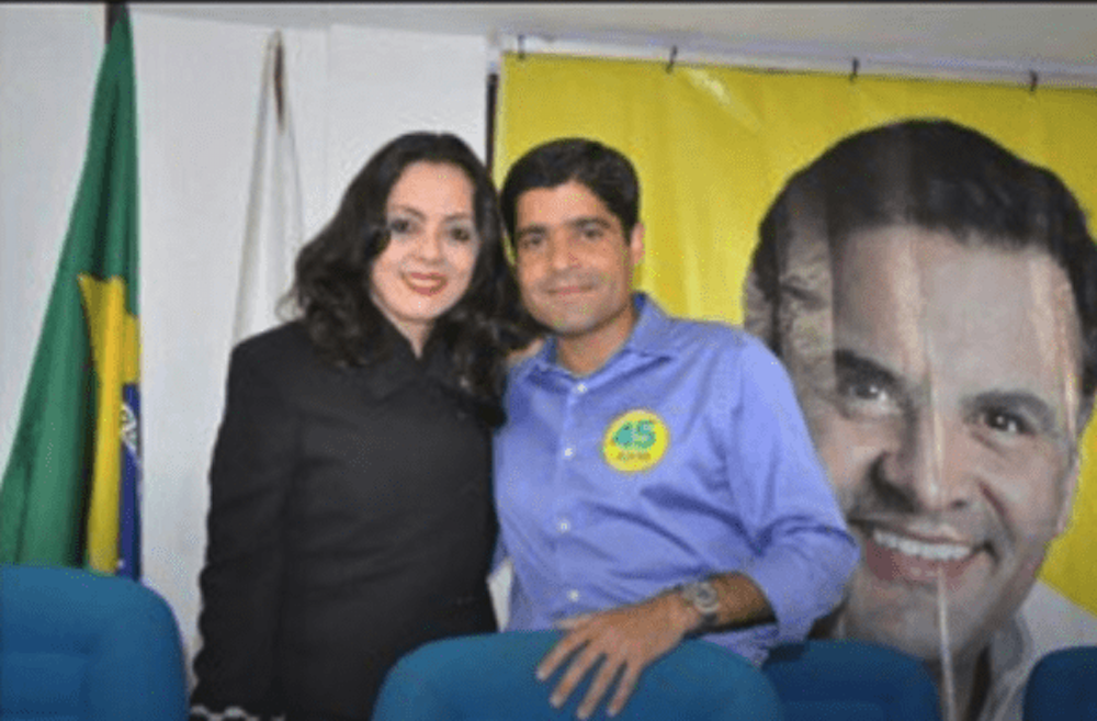 Presa por peculato, formação de organização criminosa e obstrução da justiça, a presidente do diretório do DEM de Sergipe, Ana Alves, foi militante militante do impeachment de Dilma Rousseff, na campanha supostamente contra corrupção; em sua página do Facebook ela publicou mensagens contra o Bolsa Família e a bandeira brasileira, com textão com orientações ao eleitor para, na opinião dela, aprender a votar', lembra