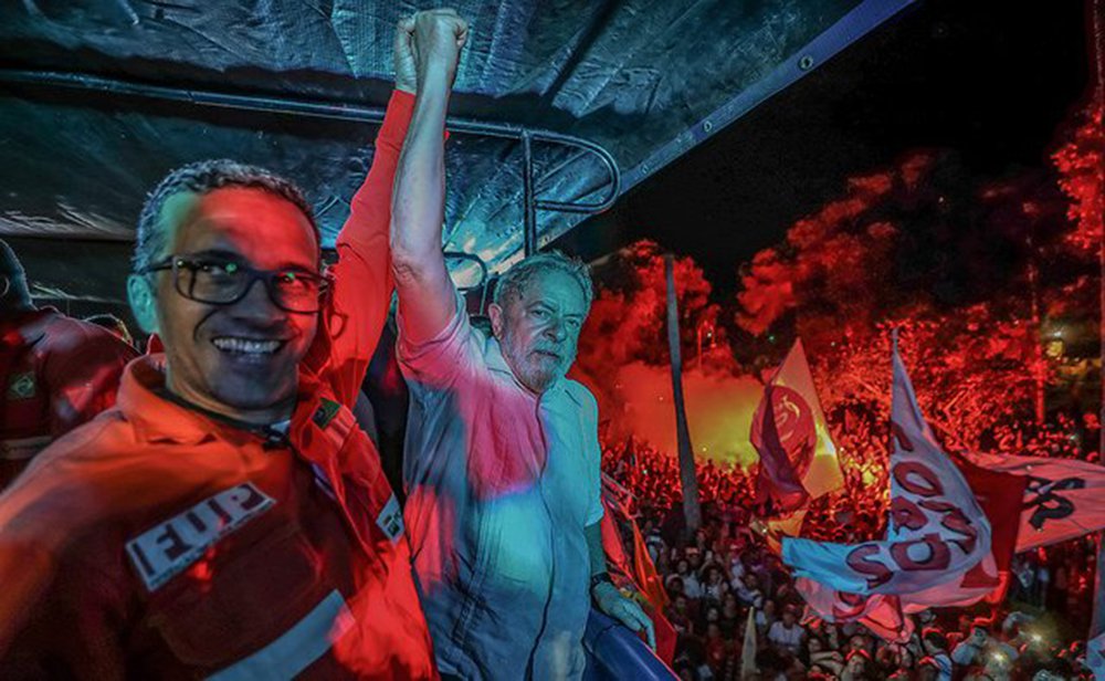 "Esse governo está destruindo a Petrobras. Nós temos que continuar a luta em defesa da soberania, da escola pública de qualidade, só tem uma forma de conseguir isso: lutar para votar em 2018", disse o coordenador da FUP (Federação Única dos Petroleiros), José Maria Rangel, no ato de encerramento da caravana de Lula, na UERJ, no Rio de Janeiro