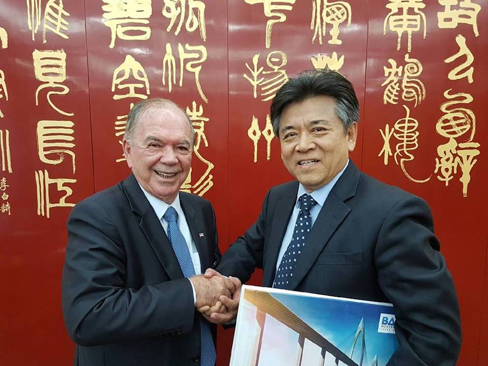 O vice-governador da Bahia, João Leão (PP), inicia nesta segunda-feira nova viagem à China, onde apresentará "as grandes oportunidades" oferecidas pelo maior estado nordestino a empresários e autoridades chinesas; a comitiva liderada pelo vice-governador visitará Pequim, Tianjin, Xian e Shenzhen; Leão projetos como a Ponte Salvador - Ilha de Itaparica, o VLT de Salvador, a Ferrovia Oeste Leste (Fiol), o Porto Sul e a implantação da Zona Franca de Ilhéus