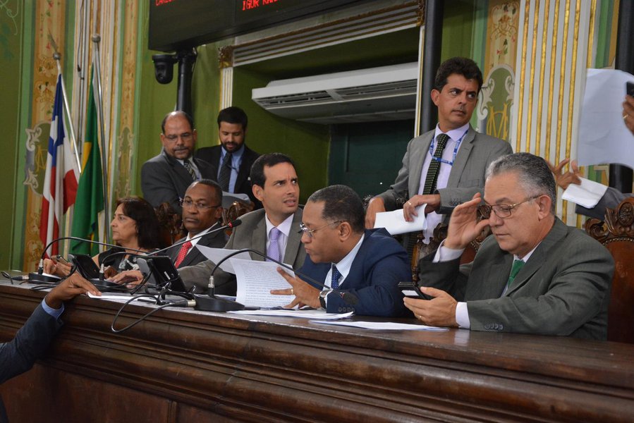 Por 32 votos a 5, a Câmara Municipal de Salvador aprovou na sessão ordinária desta quarta-feira o Projeto de Lei nº 506/17, que autoriza o prefeito ACM Neto (DEM) a contratar empréstimo no valor de até U$ 60,7 milhões no Banco de Desenvolvimento da América Latina, para o Programa de Requalificação de Salvador; votaram contra o projeto os vereadores José Trindade (PSL), Edvaldo Brito (PSD), Hilton Coelho (PSOL), Marta Rodrigues (PT) e Sílvio Humberto (PSB), que questionaram a conveniência do endividamento da prefeitura; além disso, os opositores ao projeto criticaram o fato de o Proquali não beneficiar nenhum bairro popular