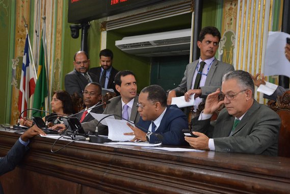 Por 32 votos a 5, a Câmara Municipal de Salvador aprovou na sessão ordinária desta quarta-feira o Projeto de Lei nº 506/17, que autoriza o prefeito ACM Neto (DEM) a contratar empréstimo no valor de até U$ 60,7 milhões no Banco de Desenvolvimento da América Latina, para o Programa de Requalificação de Salvador; votaram contra o projeto os vereadores José Trindade (PSL), Edvaldo Brito (PSD), Hilton Coelho (PSOL), Marta Rodrigues (PT) e Sílvio Humberto (PSB), que questionaram a conveniência do endividamento da prefeitura; além disso, os opositores ao projeto criticaram o fato de o Proquali não beneficiar nenhum bairro popular