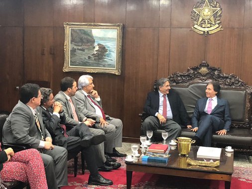 O governador Fernando Pimentel se reuniu com o presidente do Senado, Eunício Oliveira, para discutir o projeto de lei que autoriza operações de crédito a partir da securitização da dívida ativa do Estado; o objetivo do governador é conseguir recursos para Minas Gerais quitar o 13º salário dos servidores estaduais; “Fomos recebidos gentilmente pelo presidente Eunício, que se comprometeu a colocar o projeto em votação tão logo ele seja aprovado na CAE. Nossa expectativa é a de obter de R$ 1,8 bilhão a R$ 2 bilhões junto aos bancos, recursos que seriam suficientes para pagar o 13º salário dos servidores estaduais”, disse 