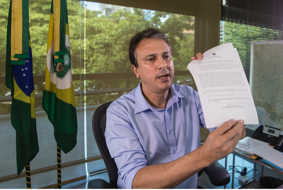 Durante a transmissão em sua página no Facebook, nesta terça (28), Camilo Santana (PT) anunciou que o Estado terá um programa para reduzir a fila de exames e cirurgias nas unidades do Ceará. Segundo o governador, a Secretaria da Saúde está concluindo estudo sobre as especialidades que hoje têm maior demanda da população. Entre as ações para a saúde, o governador destacou ainda a construção de mais 48 leitos no Hospital de Messejana e a reabertura de 22 Unidades de Pronto Atendimento (UPA) espalhadas pelo Estado