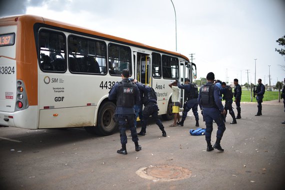 A Secretaria Pública e da Paz Social divulgou dados apontando o número de roubos em coletivos no Distrito Federal caiu 26,8% em novembro deste ano se comparado ao mesmo período de 2016; ações integradas das Secretarias de Mobilidade e da Segurança Pública são determinantes para que menos assaltos do tipo sejam praticados; motopatrulhamento é uma das táticas usadas para combater os crimes