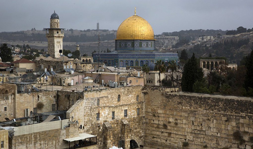 Esboço de um comunicado para a cúpula da Organização para a Cooperação Islâmica afirma que líderes muçulmanos consideram a decisão de Washington de reconhecer Jerusalém como capital de Israel como um sinal da retirada dos Estados Unidos de seu papel como defensor da paz no Oriente Médio; líderes, ministros e autoridades de mais de 50 países muçulmanos "declaram Jerusalém Oriental como capital do Estado da Palestina, e convidam todos os países a reconhecer o Estado da Palestina e Jerusalém Oriental como sua capital ocupada"