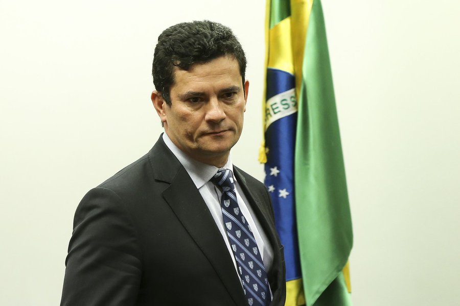 Cifras bilionárias cobradas em ações penais pela força-tarefa da Operação Lava Jato em Curitiba desde o início do escândalo, em 2014, despencaram nas decisões do juiz federal Sergio Moro; o magistrado acolheu somente 3% do valor requerido; de R$ 17,2 bilhões cobrados pelo MPF, o juiz sentenciou R$ 520 milhões nas ações movidas contra grandes empreiteiras como Odebrecht, Andrade Gutierrez e OAS, o ex-presidente Lula, o ex-deputado Eduardo Cunha (PMDB) e o ex-ministro Antonio Palocci (PT); a comparação foi feita pela Folha em relação a nove das principais ações penais abertas na Lava Jato