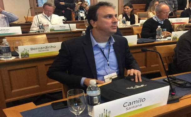 O governador Camilo Santana participou nesta segunda-feira (20), em New Haven, nos Estados Unidos, do evento "Encontro de altas autoridades: Uma nova gestão pública para um novo Brasil", promovido pela Fundação Lemann, em parceria com a Universidade de Yale. Durante o evento, Camilo Santana participou do fórum "Contexto do panorama internacional e desafios do Brasil"