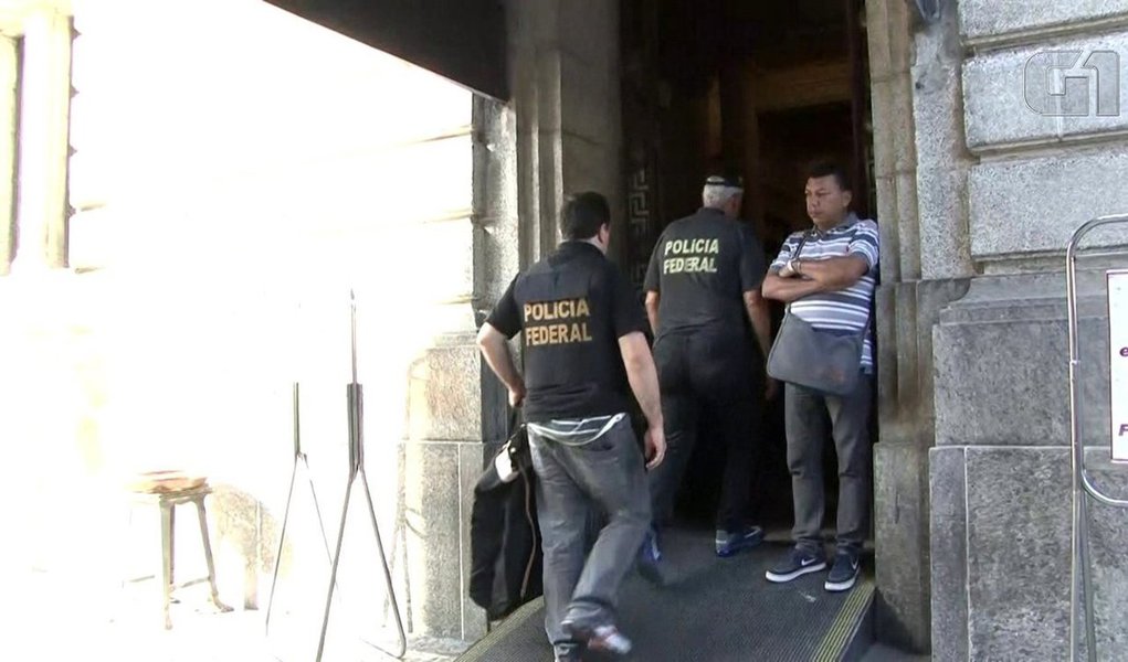 O Tribunal Regional Federal da 2a Região (TRF2) transformou em preventiva a prisão de Ana Claudia Andrade e de Fabio Cardoso do Nascimento, que estavam presos temporariamente no âmbito da Operação Cadeia Velha; o pedido foi feito pelo MPF; Felipe Picciani teve a prisão convertida; de acordo com o MPF, Felipe e Ana Claudia agiam a serviço do deputado estadual Jorge Picciani e Fabio, em nome do deputado Paulo Melo