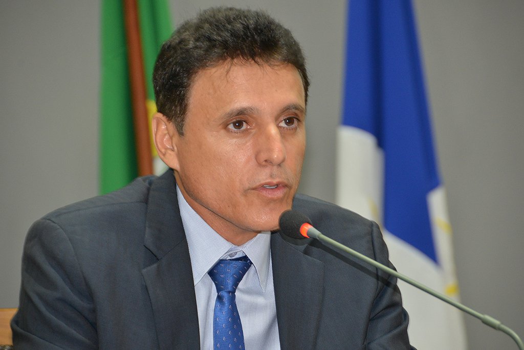 Justiça de Araguacema/TO formalizou uma Ação Civil Pública junto ao TJ contra o deputado estadual Nilton Franco (PMDB) por publicidade pessoal com uso de verba pública; de acordo com a promotora Ruth Araújo Viana, o MPE recebeu notícia anônima de que o parlamentar promoveu em diversos veículos de comunicação um campeonato de futebol denominado “Copa Vale do Araguaia de futebol amador Deputado Estadual Nilton Franco”; entre as punições solicitadas pelo MPE ao Judiciário, estão a condenação do deputado, ressarcimento integral do dano, caso constatado durante a instrução o processo, a perda da função pública e suspensão dos direitos políticos de 3 a 5 anos