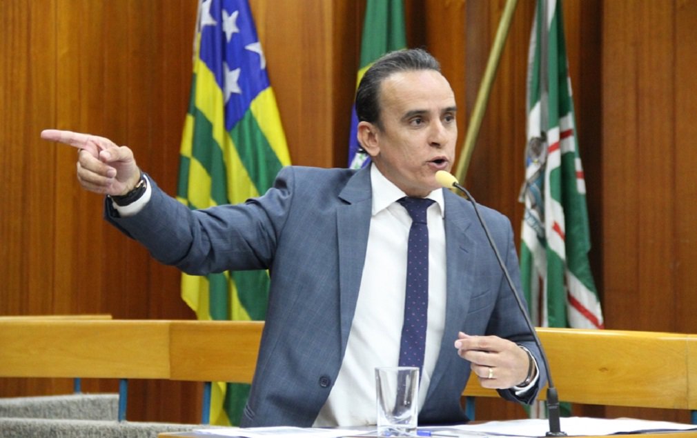 O juiz Marcelo Fleury Curado Dias determinou o afastamento cautelar do vereador Zander Fábio Alves da Costa do mandato, sem prejuízo de remuneração, por 180 dias, salvo se antes for concluída a instrução processual; magistrado determinou ainda o bloqueio dos bens do parlamentar e de outras nove pessoas pelo desvio de dinheiro de ingressos dos parques Mutirama e Zoológico; esquema consistia na reutilização de ingressos vendidos na entrada dos parques; esquema pode ter desviado mais de R$ 3 milhões