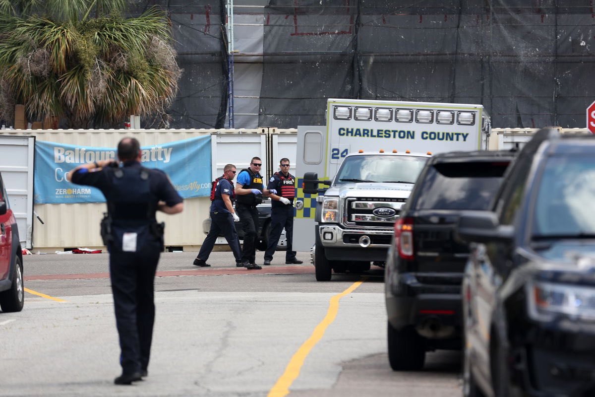 Autoridades de Charleston, no estado norte-americano da Carolina do Sul, informaram a presença de um homem armado provocando pânico pelas ruas da cidade; até o momento, não há relatos de vítimas, mas testemunhas relataram que o suspeito teria entrado em um restaurante afirmando ser o novo rei de Charleston; há suspeitas de que haja pelo menos um refém no local; polícia e o esquadrão antibombas estão no local
