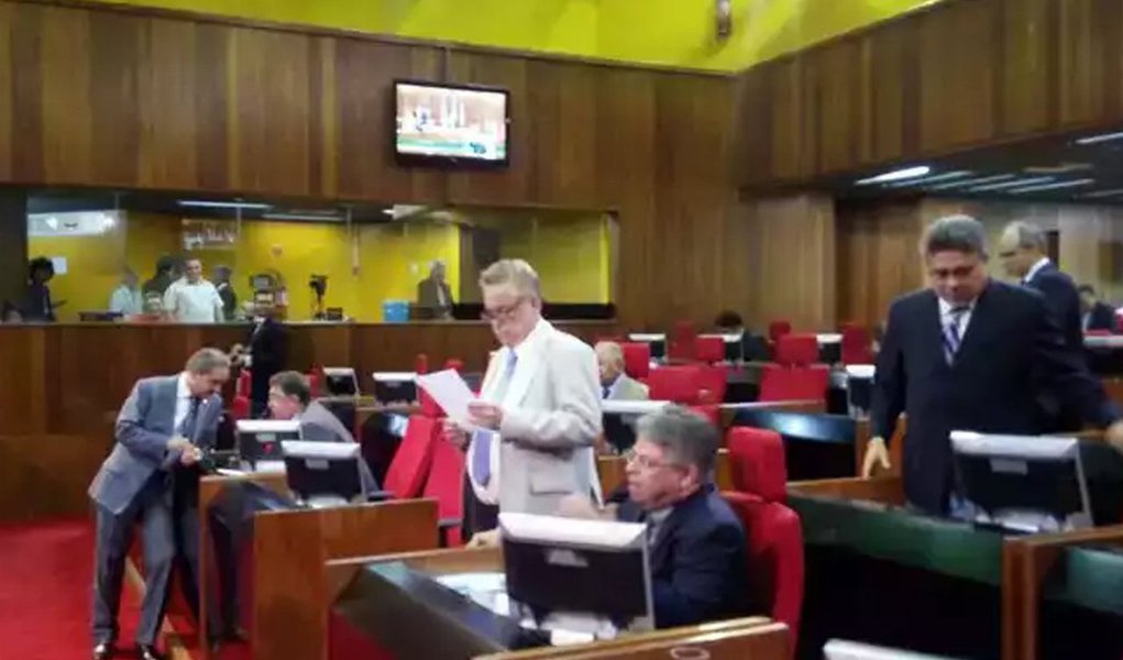 Depois de muita polêmica, a Assembleia Legislativa aprovou a Mensagem nº 59, do Governo do Estado; a proposta autoriza o Executivo a contratar operação de crédito com outros agentes, além da Caixa Econômica Federal, sejam eles bancos ou instituições não-financeiras; o projeto tramitou em regime de urgência requerido pelo líder do Governo na Casa, deputado João de Deus (PT) e aprovado após muita discussão no Plenário 