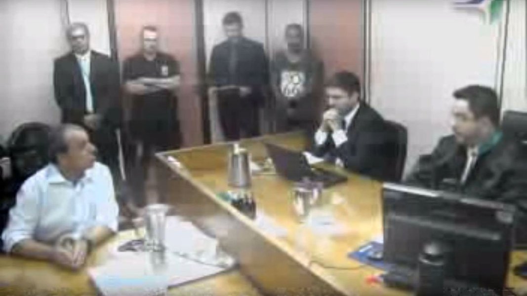 O ex-governador do Rio Sérgio Cabral (PMDB) pediu desculpas ao juiz Marcelo Bretas durante depoimento nesta quarta-feira, 8, após ter citado que a família de Bretas era envolvida com o negócio de joias, o que foi visto como ameaça pelo magistrado; "Até me exaltei naquela situação, peço desculpas", disse Cabral; "Está superado", respondeu Bretas; Cabral negou também ter determinado a fabricação de dossiês contra o magistrado; "Não há nada meu contra o senhor, essa história de dossiê. Pode acreditar em mim, ainda mais preso. Jamais faria isso"