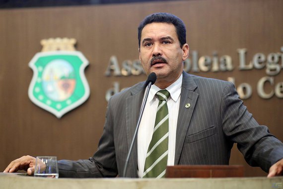 O deputado estadual Moisés Braz (PT) pediu, nesta quinta-feira (30), que os eleitores fiscalizem como irão se manifestar os 22 deputados federais cearenses na votação da reforma da Previdência. O parlamentar alertou que o Governo ilegítimo pretende a fazer reforma da Previdência a todo custo, e pede à base que vote contra o direito da classe trabalhadora. “Chegou a hora de mostrarem isso. Portanto, gravem bem a cara e o voto de cada um, para que não sejam enganados nas próximas eleições. A reforma da Previdência vai tirar direitos dos trabalhadores, inclusive os da zona rural”, frisou